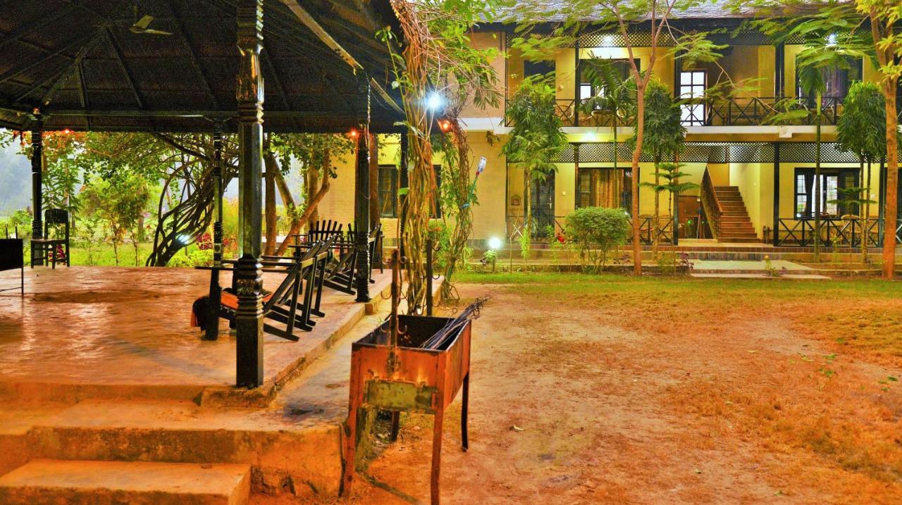 Hotel Parkside Chitwan Eksteriør billede