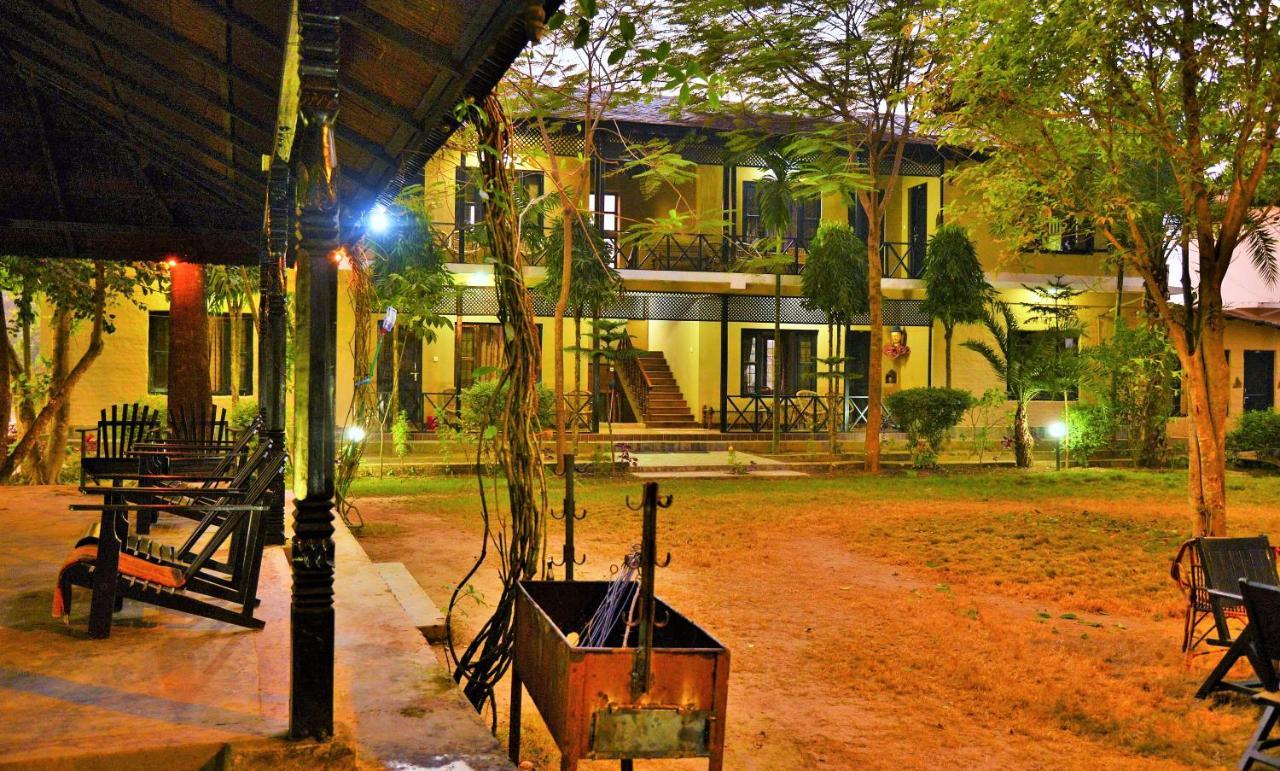 Hotel Parkside Chitwan Eksteriør billede