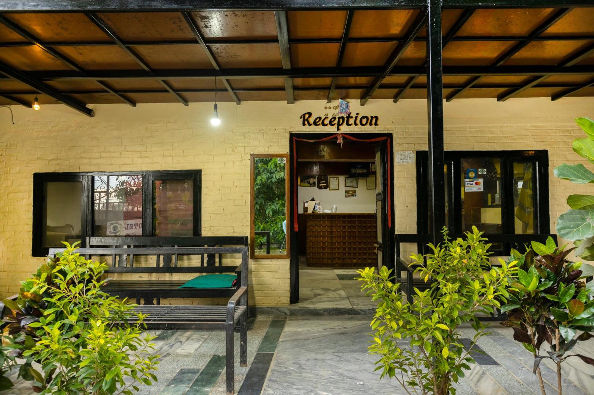 Hotel Parkside Chitwan Eksteriør billede