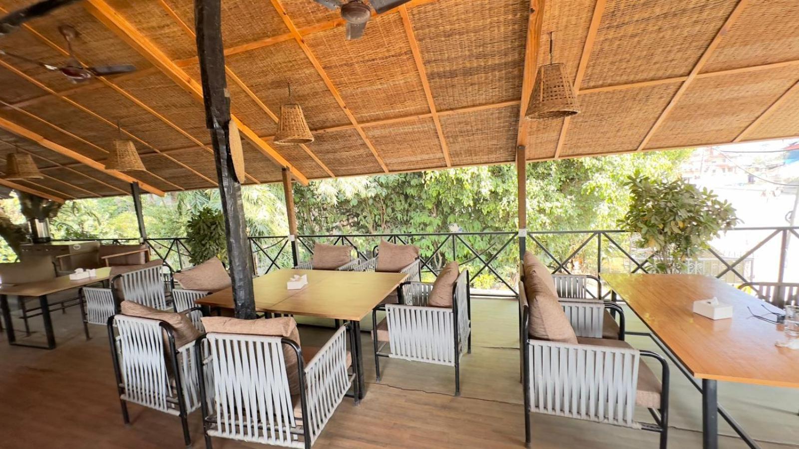 Hotel Parkside Chitwan Eksteriør billede